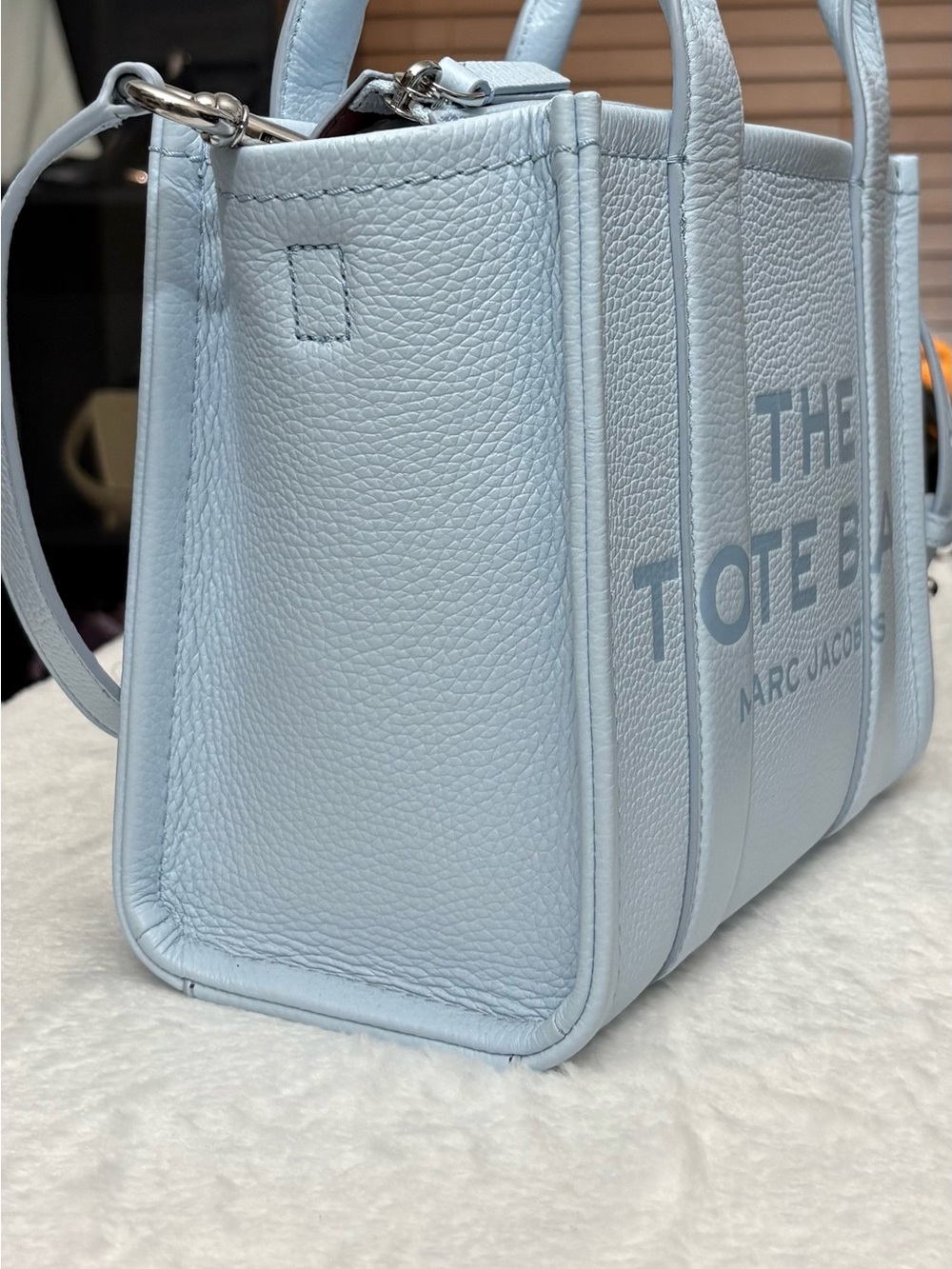 MARC JACOBS THE LEATHER SMALL TOTE BAG & MATCHING WALLET — CLOUD BLUE - Picture 12 of 16